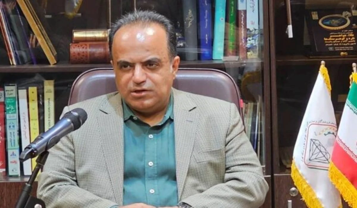 رئیس اتحادیه طلا و جواهر، اعلام کرد: مسدود شدن حساب‌های بانکی صدها طلافروش دارای مجوز طی دو هفته اخیر، بازار را در عمیق‌ترین رکود خود زمین‌گیر کرده است. او با انتقاد شدید از این اقدام بدون پاسخگو، تأکید کرد که در زمان مسدودی حساب‌ها، قیمت طلا حدود...